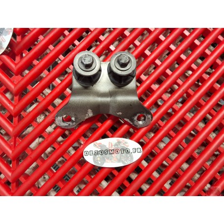 Fixation avant de reservoir de Triumph 675 street triple 2007 à 2012