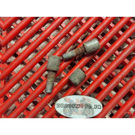 Goujons d'échappement pour MT03 06-13